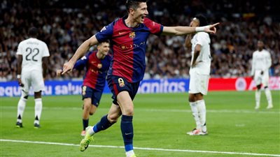ليفاندوفسكي يتسبب في أزمة داخل برشلونة وفليك يقع بالحيرة