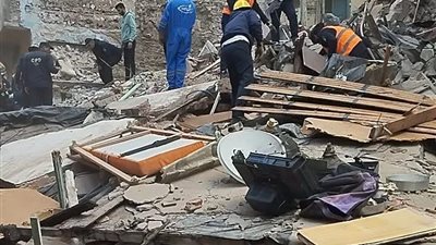 الحماية المدنية تكثف جهودها لإخراج سكان عقار اللبان المنهار من تحت الأنقاض