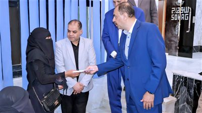 محافظ سوهاج يسلم 100 كفالة مالية للأسر الأولى بالرعاية