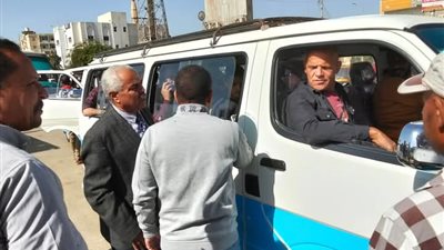 محافظ المنيا يتابع الحملات الرقابية على المواقف للتأكد من الالتزام بتعريفة الركوب الجديدة