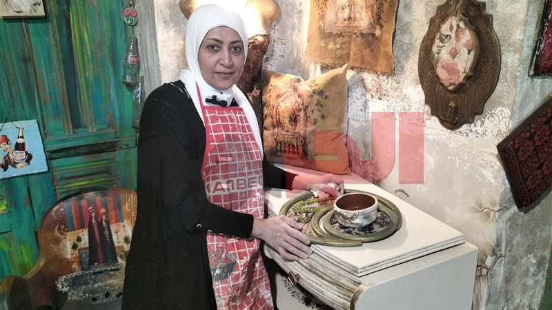 وفاء أول سيدة تعمل في فن الديكوباج بمحافظة دمياط