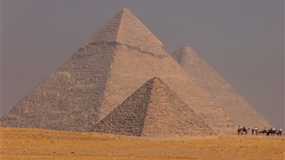 أول تعليق من وزارة السياحة علي فيديو الحفر بجوار الأهرامات