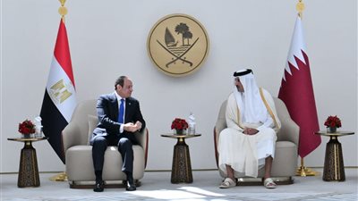 أمير قطر يستقبل الرئيس السيسي في مطار حمد الدولي بالدوحة