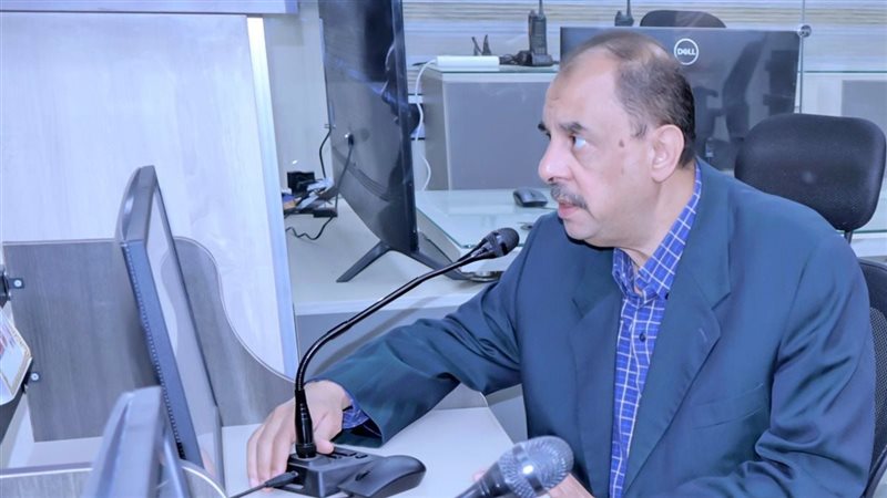 محافظ سوهاج يتلقى اتصالات المواطنين