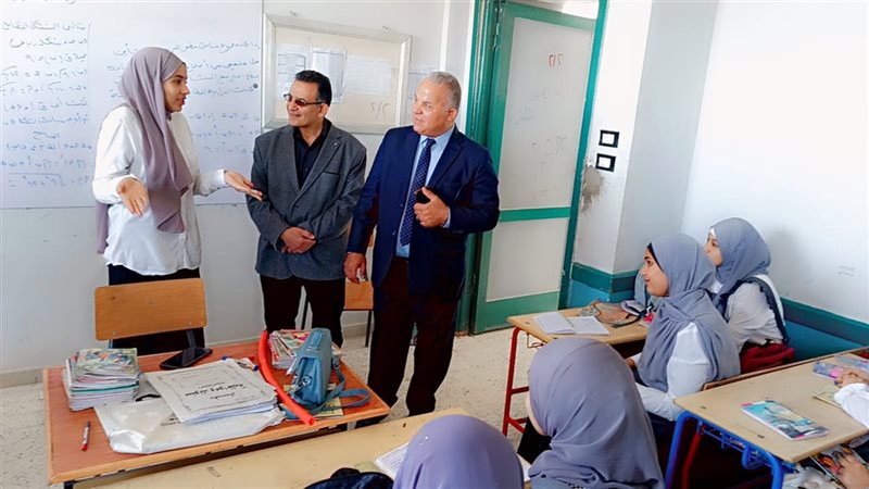 وكيل وزارة تعليم الفيوم اثناء تفقده مدارس طامية 