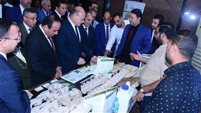 رئيس جامعة سوهاج يتفقد معرضا لمنتجات صديقة البيئة