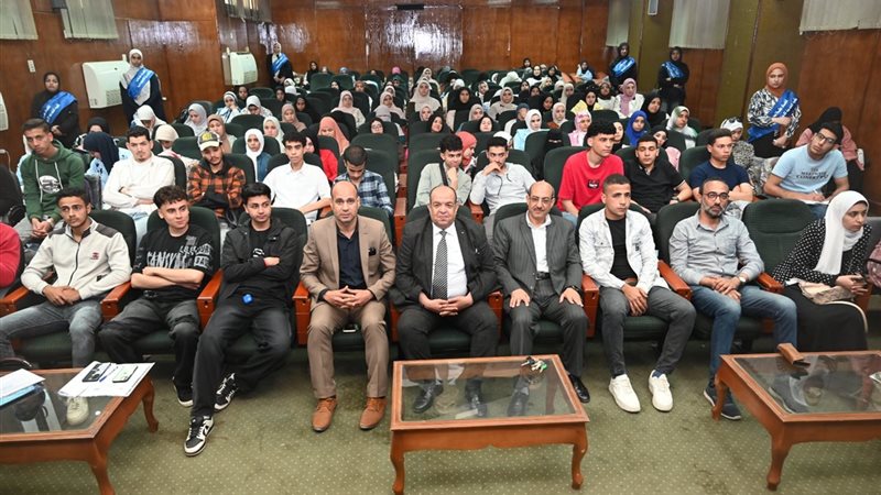 أثناء الندوة بجامعة الفيوم