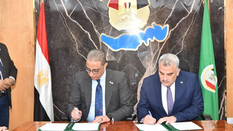 محافظ الفيوم اثناء توقيع العقد