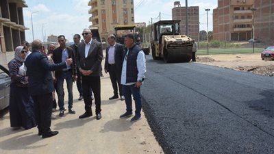 محافظ الغربية يتفقد أعمال رصف محور أم القرى: نفتح شرايين مرورية جديدة