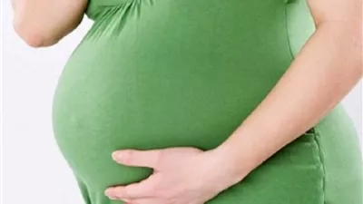 من الرحم تبدأ المعاناة.. كيف تنتقل مشاعر الأم السلبية للجنين؟ (فيديو)