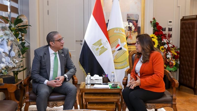 وزيرة التنمية المحلية ومحافظ الفيوم اثناء اللقاء