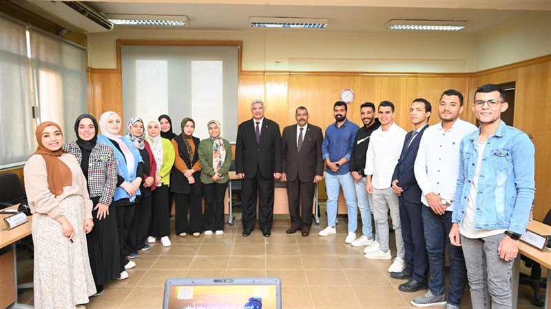 الدكتور عرفه صبرى نائب رئيس الجامعة اثناء لقائه مع الطلاب