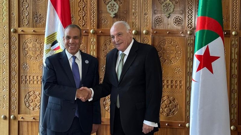 وزير الخارجية ونظيره الجزائري