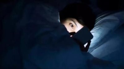 هل تفتح هاتفك في الظلام يوميا؟ هذا ما يحدث لعينيك دون أن تشعر