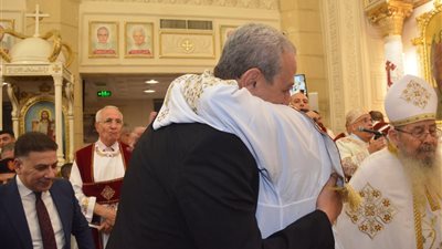 محافظ الغربية يشارك الأقباط قداس عيد القيامة بكنيسة مارجرجس في طنطا