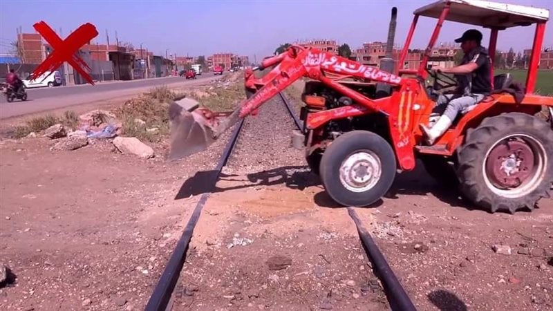 إزالة معابر غير شرعية على قضبان السكك الحديدية