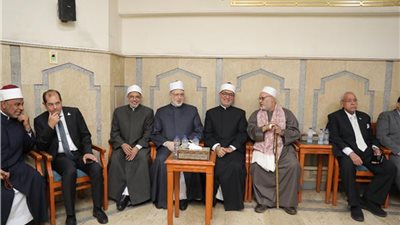 المفتي وقيادات الأزهر يؤدون واجب العزاء في والدة نائب رئيس جامعة الأزهر