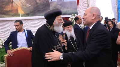  محافظ القاهرة يهنىء البابا تواضروس بعيد القيامة المجيد