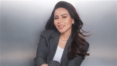 أسما إبراهيم تتألق ببدلة رمادية في أحدث جلسة تصوير بدبي