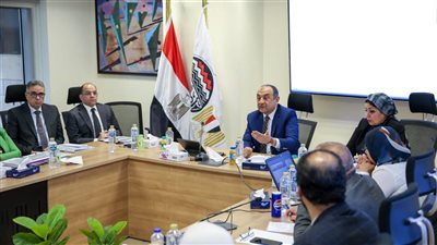 وزير قطاع الأعمال العام يناقش مستجدات مشروعات القابضة للتشييد