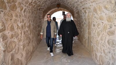 محافظ جنوب سيناء يزور دير سانت كاترين للتهنئة بعيد القيامة