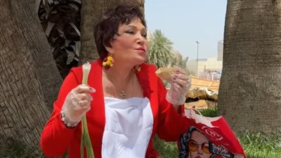 بالفسيخ والبصل الأخضر.. لبلبة تحتفل بشم النسيم بطريقة مبهجة (صور)