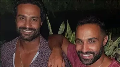 أحمد فهمي يفاجيء شقيقه كريم على الهواء