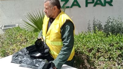 توزيع أكياس بلاستيكية مجانا على روّاد الحدائق والمتنزهات لجمع المخلفات بالجيزة