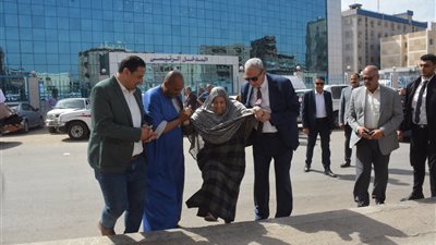 محافظ الغربية يُسعف سيدة مسنّة.. ما القصة؟