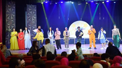 محمد نشأت يحقق نجاحا جماهيريا كبيرا بمسرحية «نويزي TV» على مسرح السامر