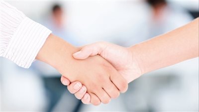  خبيرة طاقة توضح.. كيف يؤثر السلام ووضع اليد على القلب في تعزيز الطاقة الإيجابية؟