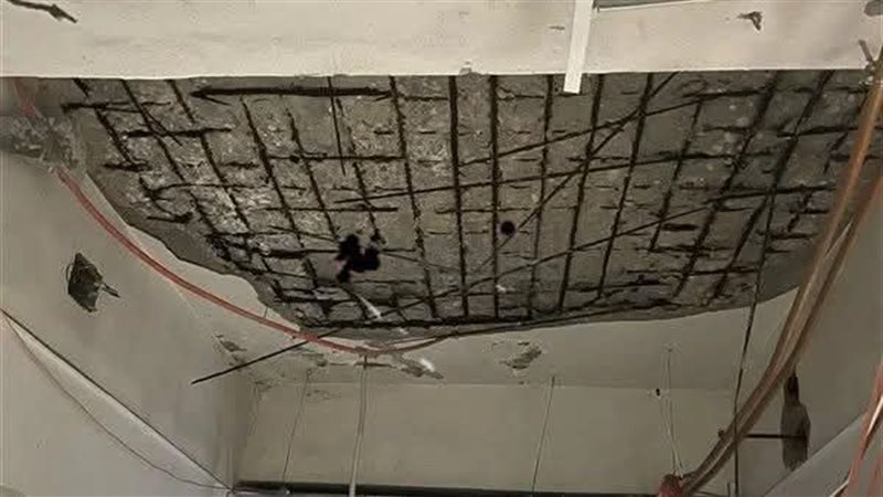 جانب من السقف المنهار بمبنى مستشفى الفيوم العام