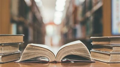 بمناسبة اليوم العالمي للكتاب.. 7 خطوات تزرع بها حب القراءة في قلب طفلك (تفاصيل)