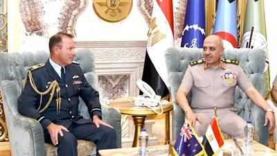 الفريق أحمد خليفة رئيس الأركان يبحث مع قائد قوة دفاع نيوزيلندا التعاون العسكري