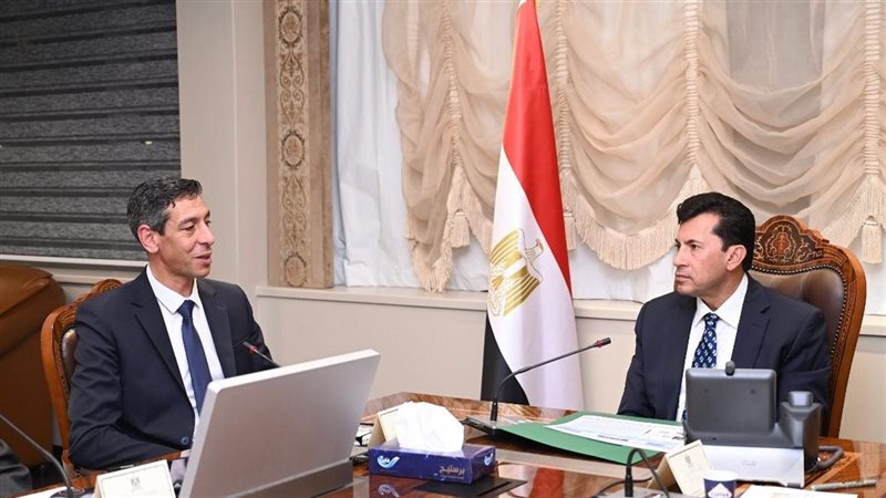 رئيس ألعاب القوى مع وزير الرياضة