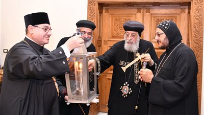 قادم من القدس.. البابا تواضروس الثاني يتسلم النور المقدس 
