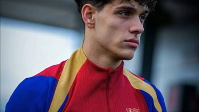 انتقادات ضد لاعب برشلونة بسبب صورة مع ناشطة حقوق المثليين