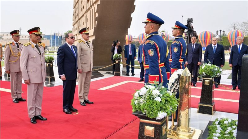 الرئيس السيسي يضع إكليلًا من الزهور على النصب التذكاري