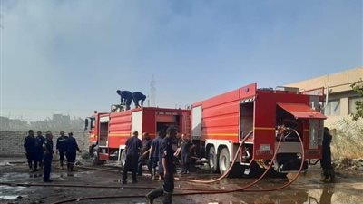 السيطرة على حريق هائل داخل مصنع كرتون وبلاستيك في أكتوبر 