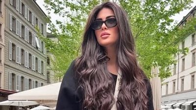  بـ«جيبة جلد قصيرة».. ميرنا نور الدين بإطلالة جذابة