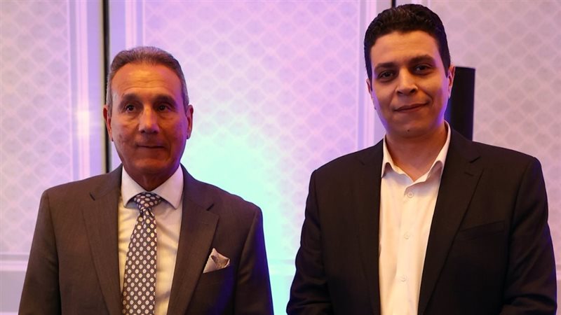 رئيس البنك الأهلي مع عبد الرحمن المصري الصحفي