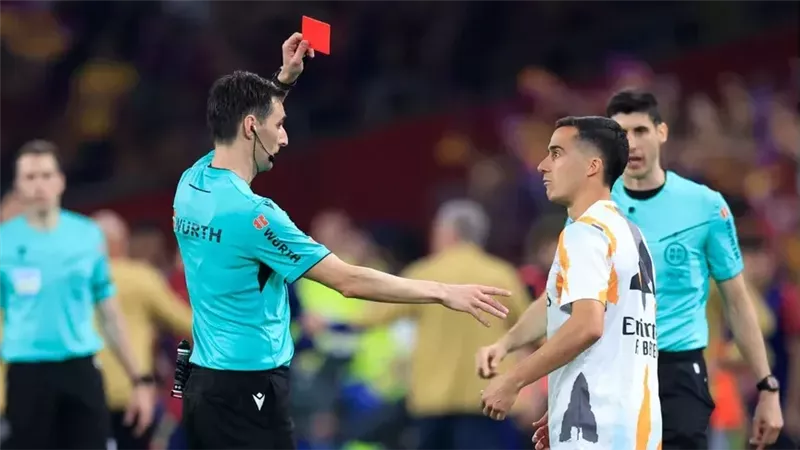 لحظة طرد فاسكيز في مباراة برشلونة بنهائي كأس ملك إسبانيا