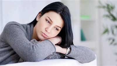 أستاذ طب نفسي: الضغوط والتقلبات الهرمونية تجعل المرأة أكثر عرضة للاكتئاب