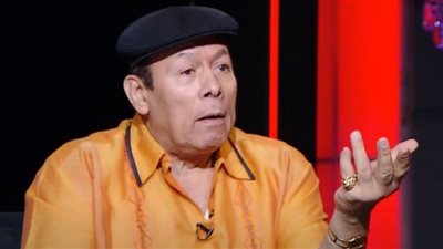 أحمد ماهر يعلق على صورته المنتشرة مع مديرة مدرسة واقعة طفل دمنهور (خاص)