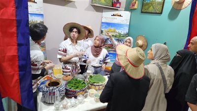 سفير كمبوديا يتفقد معرض «ديارنا زهور الربيع» بحضور أفراد جالية المملكة في مصر