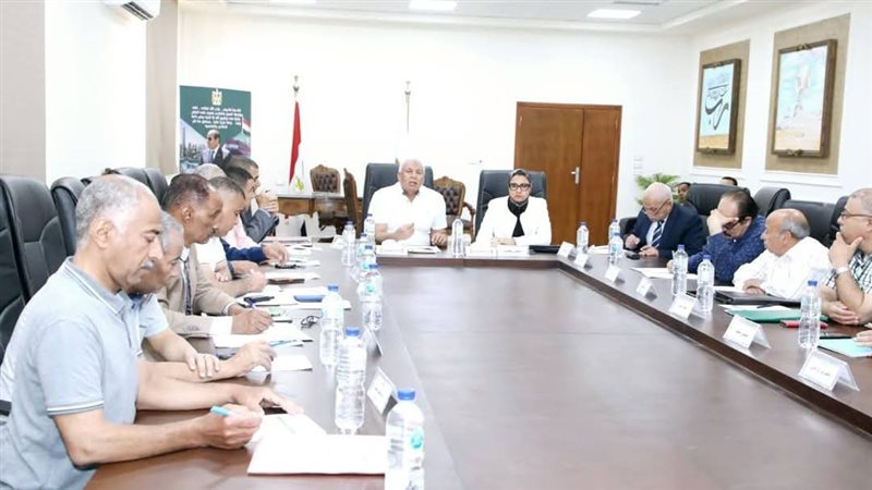 اجتماع محافظ الوادي الجديد بشأن صندوق استصلاح الأراضي 