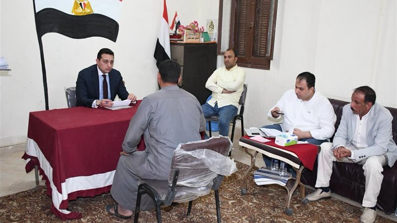 الدكتور محمد التونى نائب محافظ الفيوم أثناء لقاء المواطنيين 