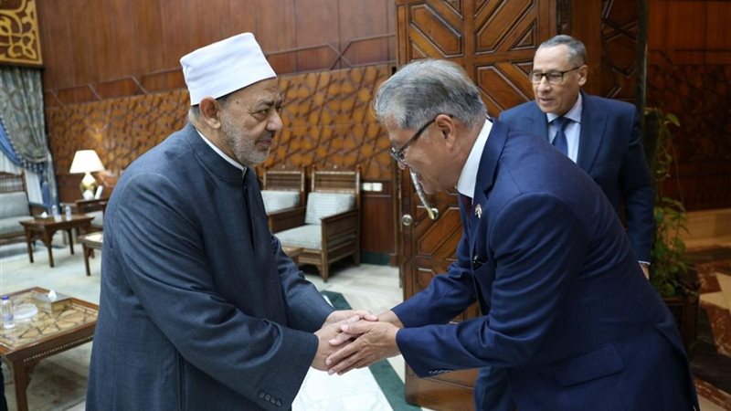 شيخ الازهر يستقبل وفظا تايلانديا