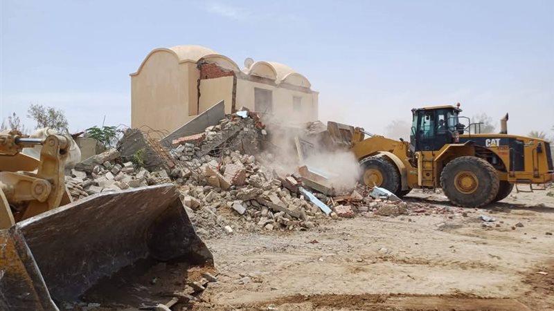 ازالة تعديات بتقسيم المزارع بالغردقة