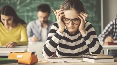 كيف نتعامل مع التوتر في فترة الامتحانات؟ الداعية عمرو مهران يجيب